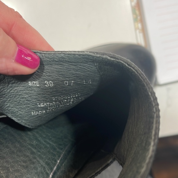 Dansko Bonita leather cut out ankle boots. 39. - Picture 7 of 7